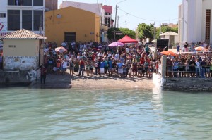 Devotos que não conseguem embarcar, observam passagem da procissão pelo Rio Mossoró a partir do Cais Tertuliano Fernandes (Foto: Carlos Júnior)